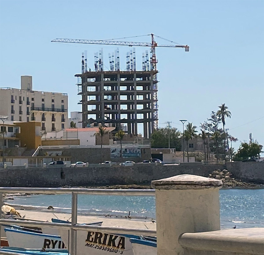 Exigen vecinos parar torre Punta Bahía en colonia Los Pinos de Mazatlán