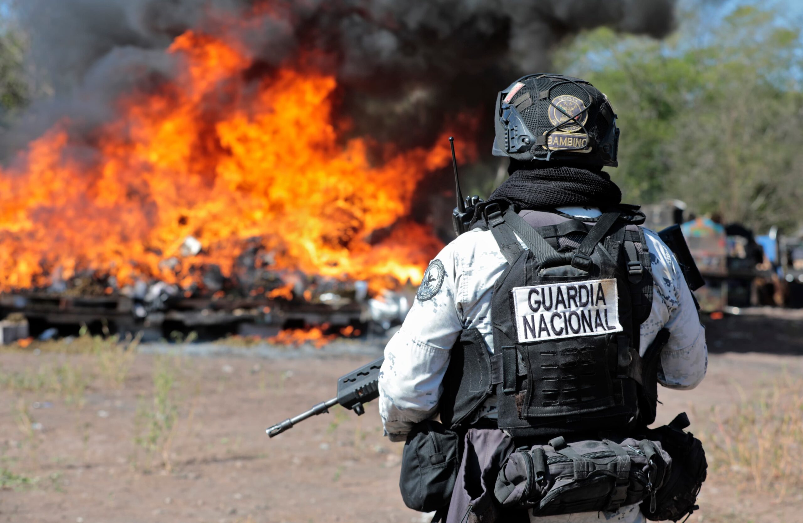 Incineran 1.9 toneladas y 205 litros de estupefacientes; y destruyen 327 tragamonedas