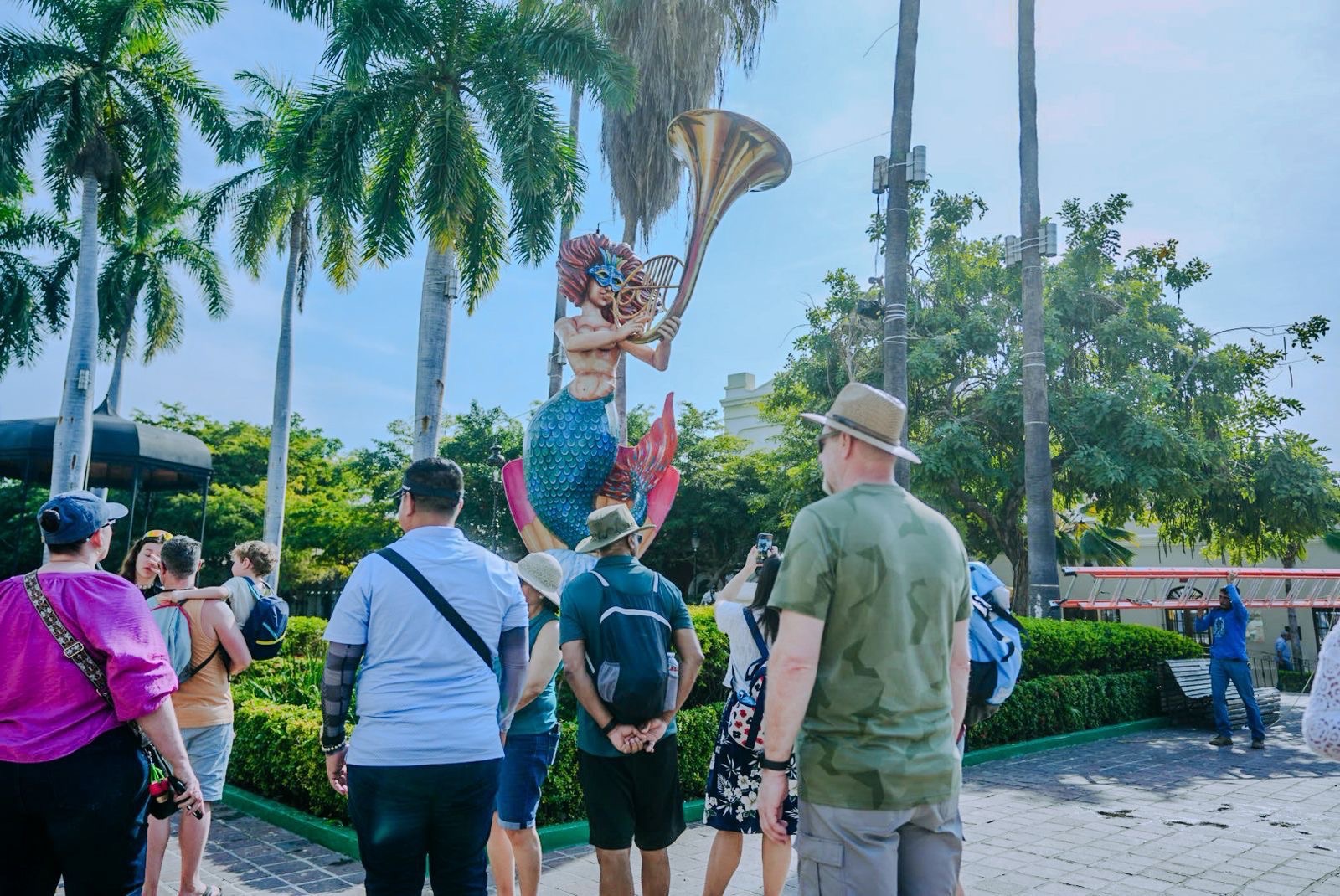 Ya soplan vientos de Carnaval con monigotes en calles de Mazatlán