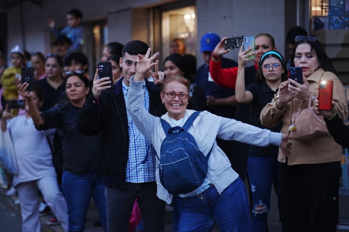 Mazatlecos toman la ciudad para carnavalear