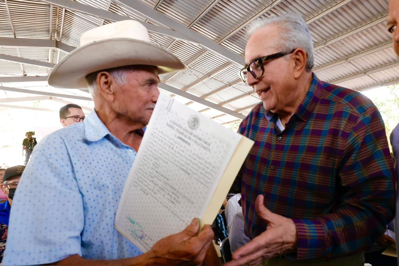 Tres mil 187 sinaloitas reciben títulos de propiedad y certificados parcelarios