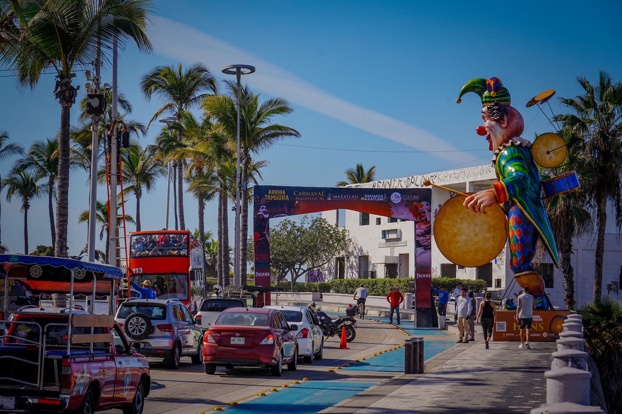 Adornan accesos a la zona carnavalera