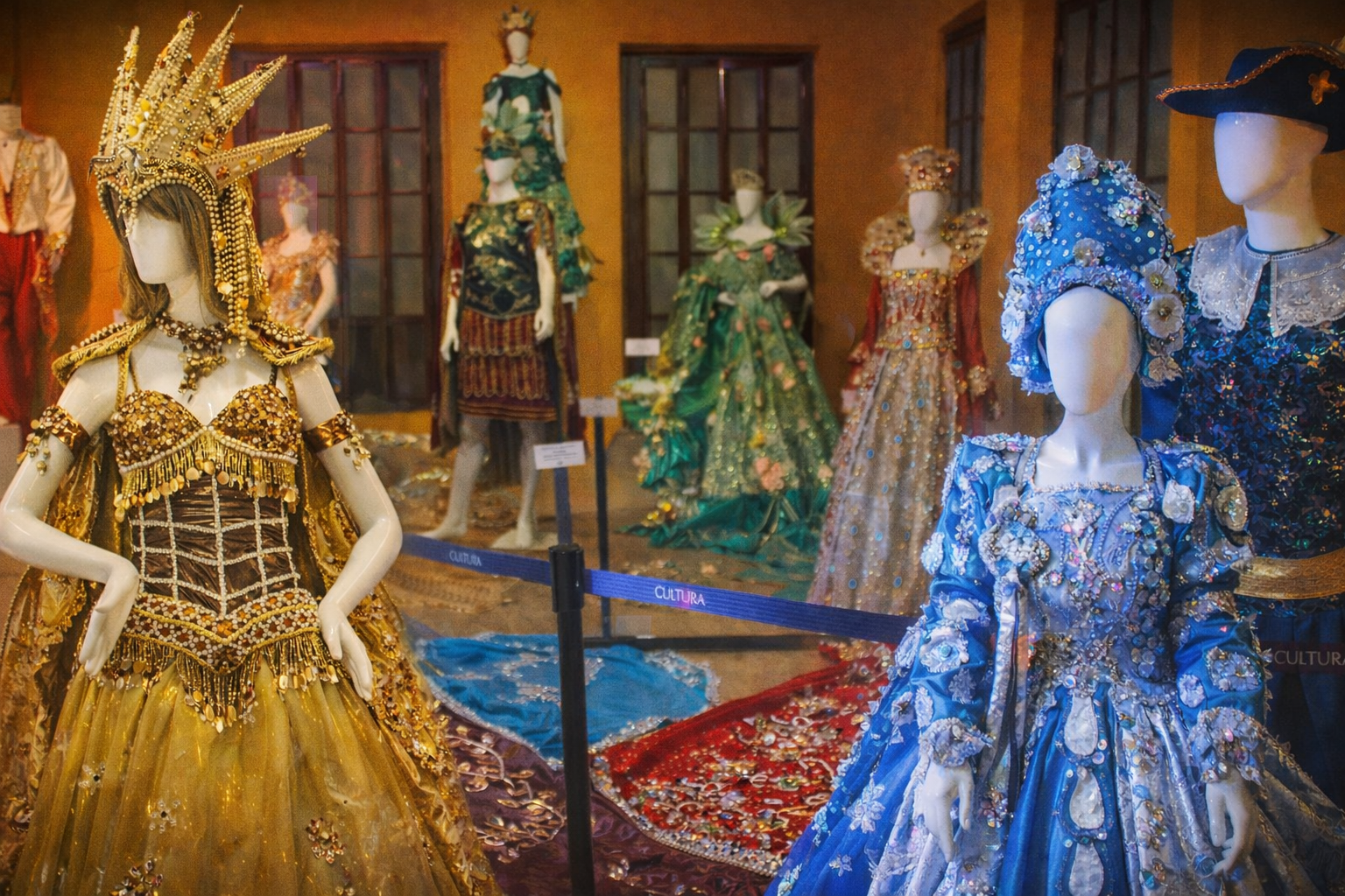 Poder del brillo y lentejuelas: el vestuario real, entre memoria y espectáculo