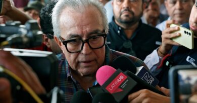 Rocha se declara limpio y reconoce a Sheinbaum como estadista