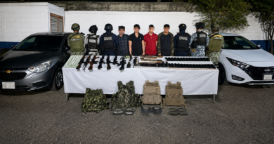 Detienen a cuatro armados tras denuncia al 089; aseguran ametralladora 5.56, granadas y arsenal en Culiacán Detienen a cuatro armados tras denuncia al 089; aseguran ametralladora 5.56, granadas y arsenal en Culiacán