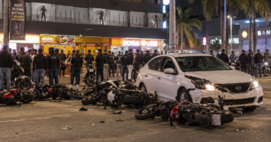 Embiste a unas 15 motocicletas, lo persiguen y termina grave tras golpiza en la Zona Dorada Embiste a unas 15 motocicletas, lo persiguen y termina grave tras golpiza en la Zona Dorada